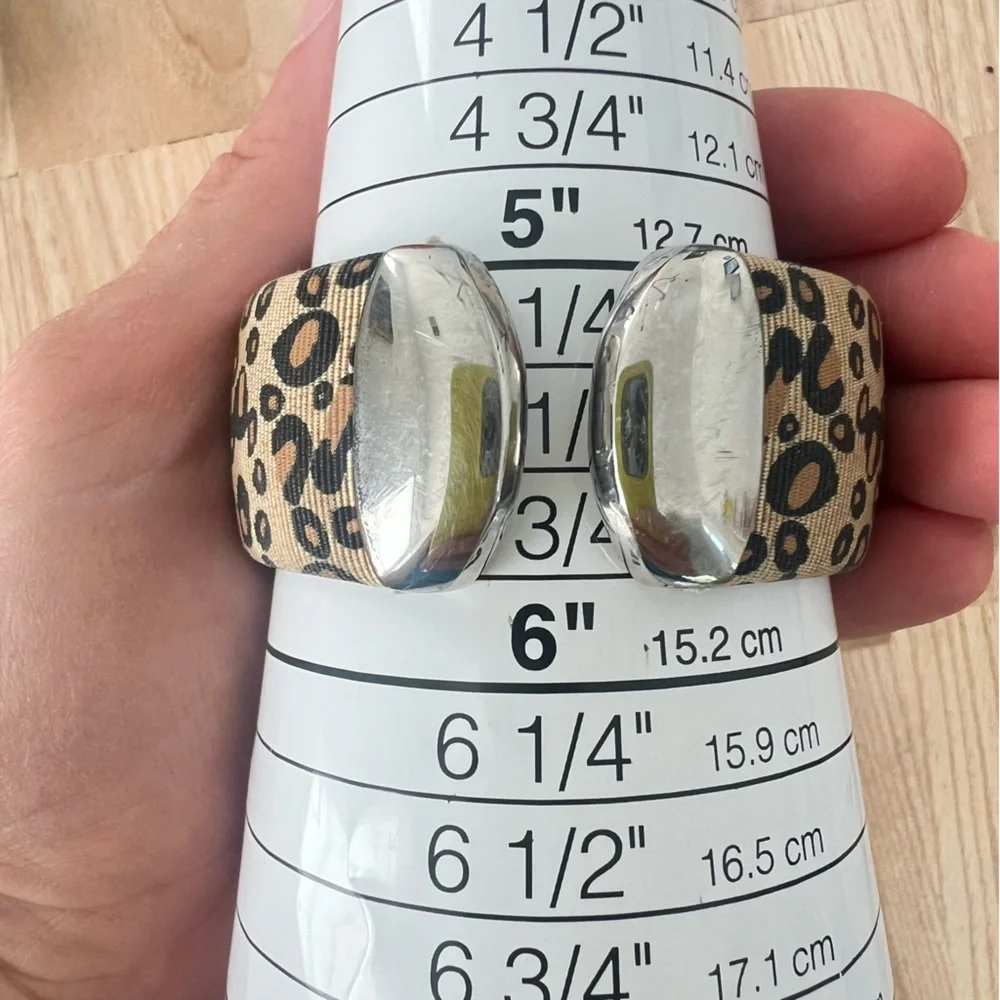 Ladies silver tone cheetah print hinged cuff bracelet watch NEW BATTERY
